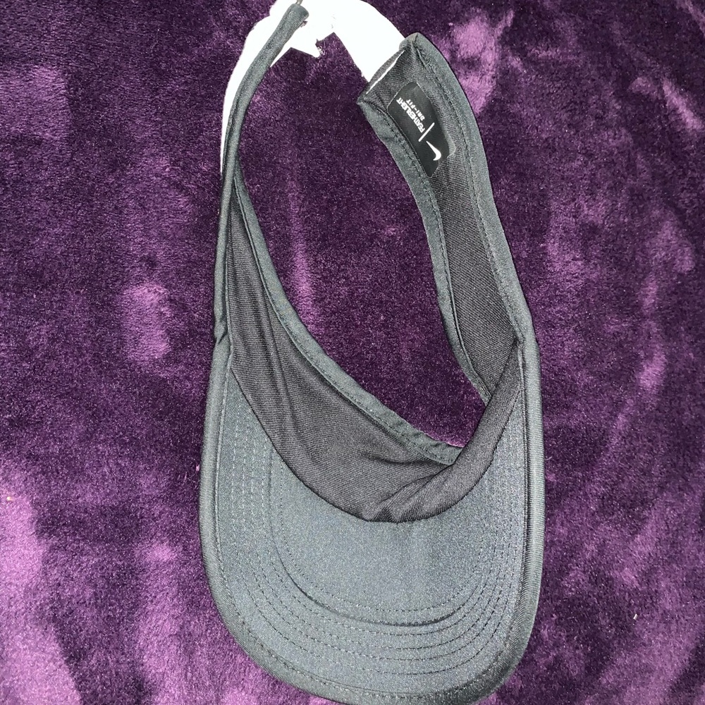 Nike visor, barely worn - Picture 2 of 4